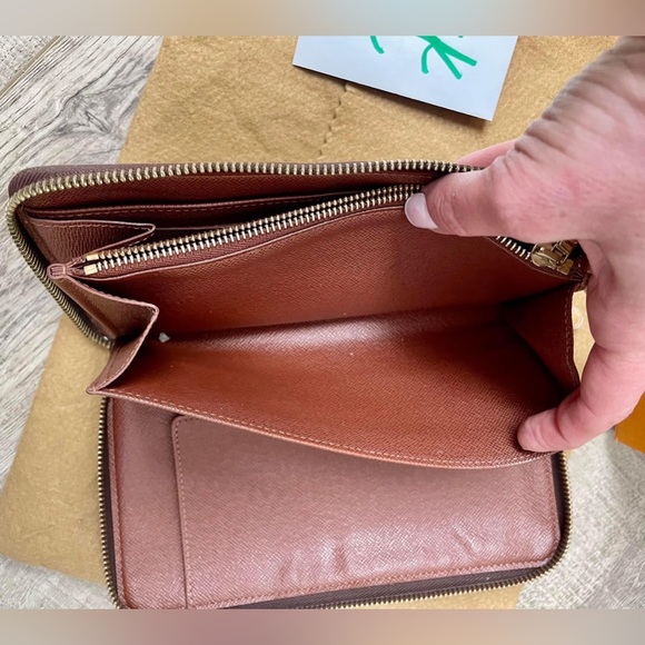Louis Vuitton's iconic Zippy Organizer wallet in historic Monogram canvas - Picture 7 of 15